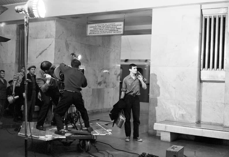 Фильм снимался в 1963 году, когда станция «Университет» была конечной, поэтому в действительности разъехаться в разные стороны с нее герои картины не могли. В кадре даже видна табличка «Посадки нет». Но когда кинолента вышла в прокат, ветку уже продлили до «Юго-Западной» На фото: Никита Михалков, сыгравший метростроевца Колю, на съемках финальной сцены