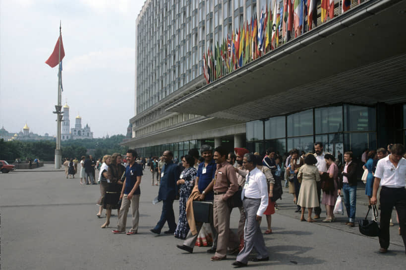 Иностранцы у гостиницы «Россия» в Москве во время 13-го Московского международного кинофестиваля 