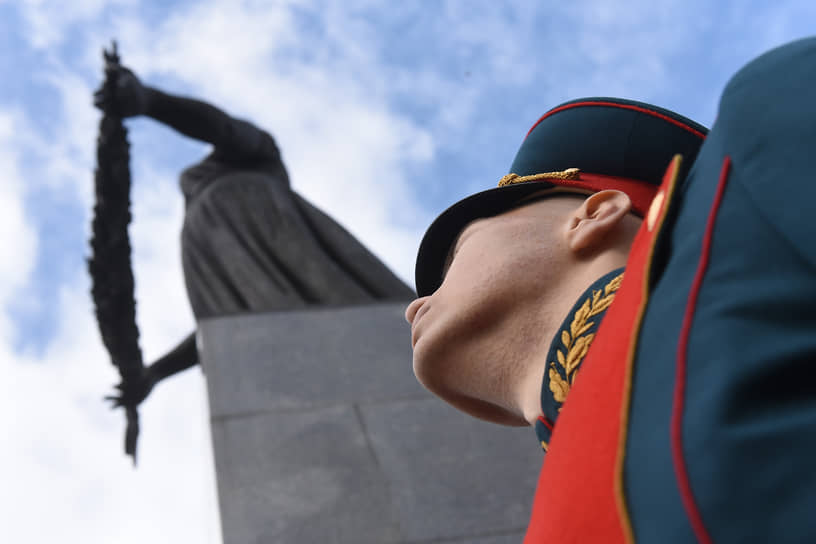 Санкт-Петербург. Военнослужащий на церемонии возложения цветов на Пискаревском мемориальном кладбище, посвященной Дню памяти жертв блокады