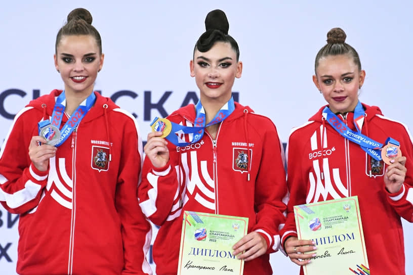 Призеры соревнований по художественной гимнастике в рамках Всероссийской Спартакиады: слева направо Арина Аверина, Лала Крамаренко и Анна Попова 