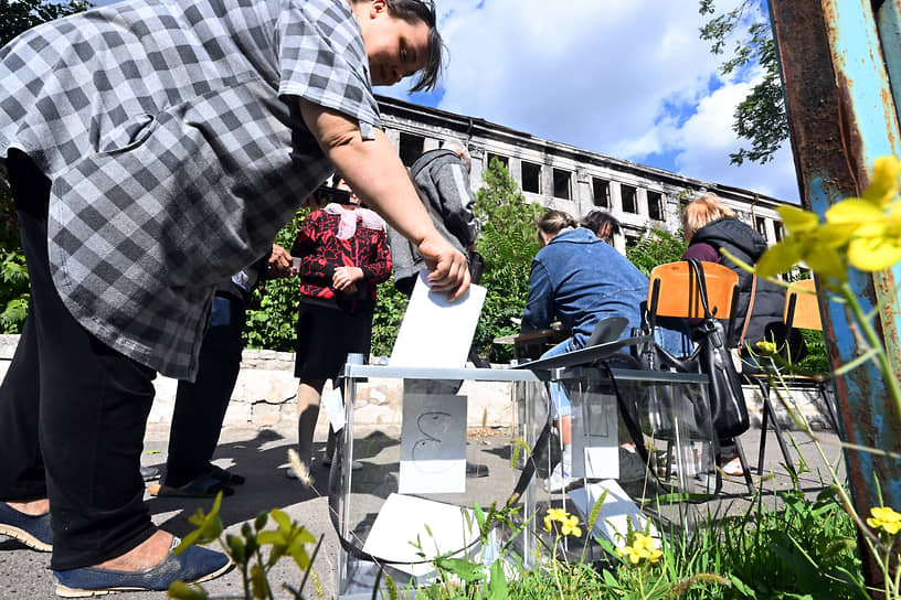 Избиратели во время выездного голосования в Донецке
