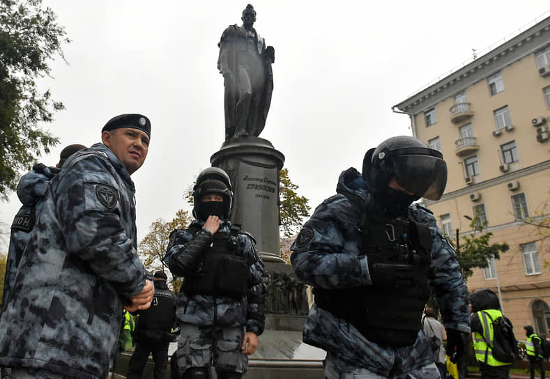 Сотрудники полиции на Чистопрудном бульваре