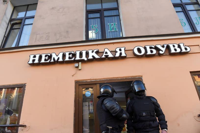 Сотрудники ОМОН на Сенной площади