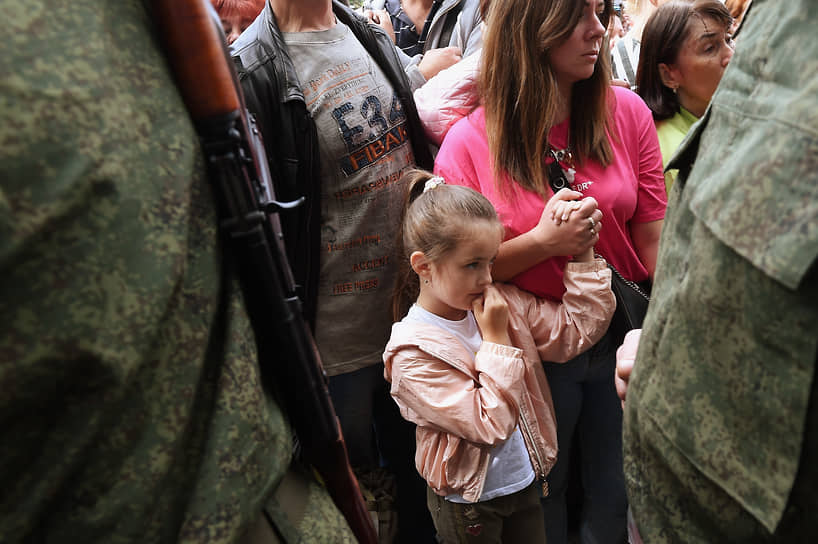 Родственники мобилизованных граждан из Севастополя и Крыма на церемонии проводов 