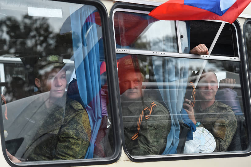 Церемония отправки мобилизованных из Крыма на площади Нахимова в Севастополе 
