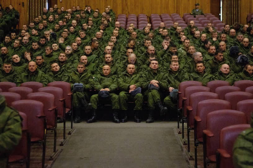 Мобилизованные в доме культуры «Звезда» новосибирского высшего военно-командного училища министерства обороны России 