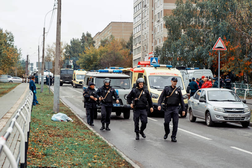 Сотрудники полиции возле школы в Ижевске