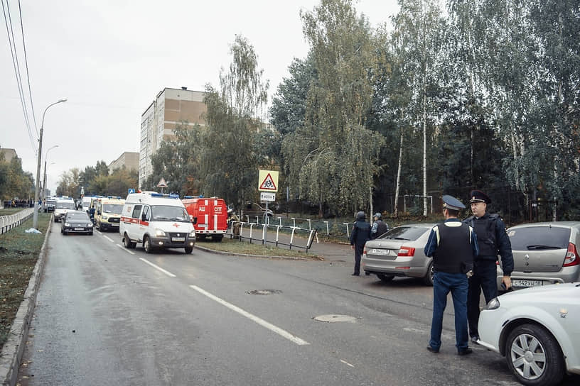 Сотрудники полиции и скорая после стрельбы в школе в Ижевске