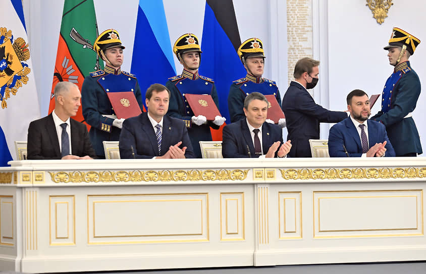 Слева направо: глава администрации Херсонской области Владимир Сальдо, глава администрации Запорожской области Евгений Балицкий, глава ЛНР Леонид Пасечник и глава ДНР Денис Пушилин