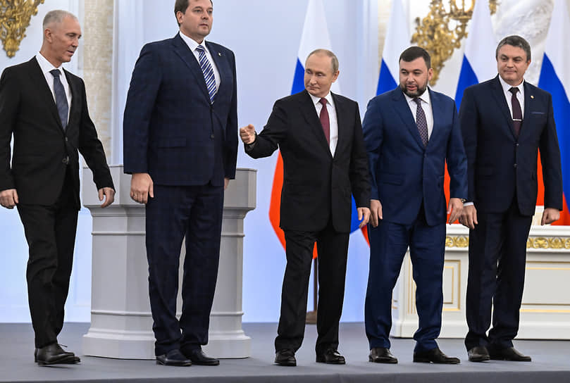 Слева направо: глава администрации Херсонской области Владимир Сальдо, глава администрации Запорожской области Евгений Балицкий, президент России Владимир Путин, глава (ДНР Денис Пушилин и глава ЛНР Леонид Пасечник