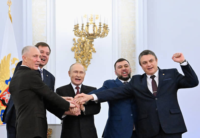 Слева направо: глава администрации Херсонской области Владимир Сальдо, глава администрации Запорожской области Евгений Балицкий, президент России Владимир Путин, глава ДНР Денис Пушилин, глава ЛНР Леонид Пасечник