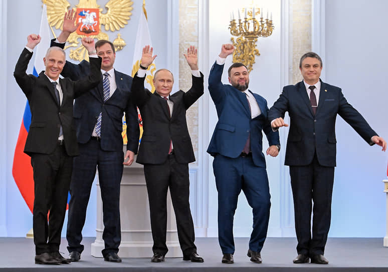 Слева направо: глава администрации Херсонской области Владимир Сальдо, глава администрации Запорожской области Евгений Балицкий, президент России Владимир Путин, глава Донецкой народной республики (ДНР) Денис Пушилин и глава Луганской народной республики (ЛНР) Леонид Пасечник