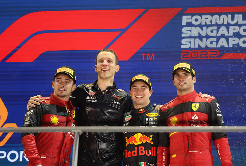 Слева направо: гонщик Ferrari Чарльз Леклерк, инженер Red Bull Хью Берд, гонщик Red Bull Серхио Перес и гонщик Ferrari Карлос Сайнс-младший
