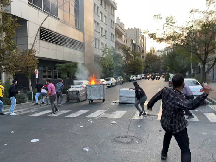 Протестующие бросают камни в полицию 
