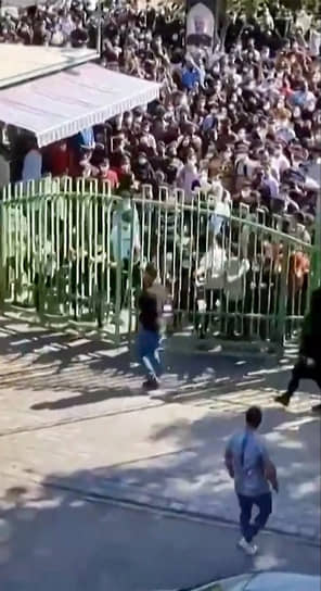 В Исфаханском университете приостановили занятия после столкновений между студентами и силовикам   На фото: студенты пытаются открыть ворота кампуса 