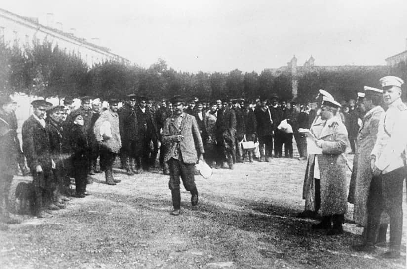 Призывники и офицеры на Кадетском плацу в Санкт-Петербурге в ходе мобилизации на Русско-японскую войну, 1904 год   