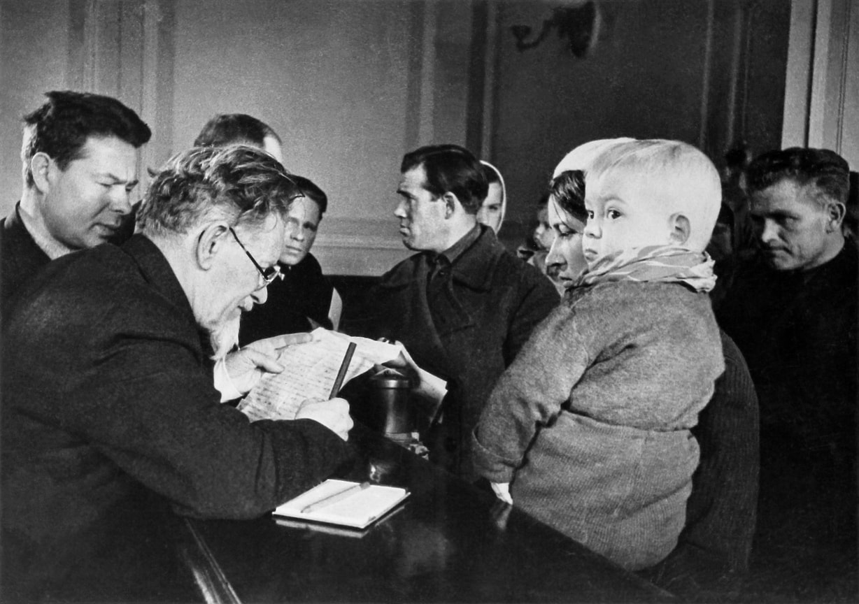 «В настоящий момент,— говорил М. И. Калинин (на фото — читает),— перед моими глазами очень часто проходят такие явления»