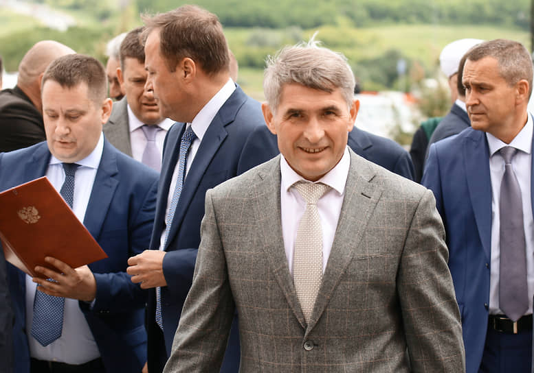 Глава Чувашии Олег Николаев («Справедливая Россия»). Назначен врио губернатора 29 января 2020 года, до этого работал депутатом Госдумы. Победил на прямых выборах 13 сентября того же года (75,6%) 