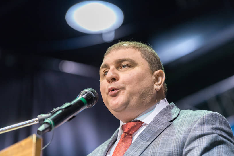 Экс-губернатор Орловской области Вадим Потомский (КПРФ). Назначен врио губернатора 26 апреля 2014 года, до этого работал депутатом Госдумы. Победил на прямых выборах 14 сентября того же года (89,2%). 5 октября 2017-го ушел в отставку по собственному желанию, заняв должность заместителя полпреда в ЦФО 