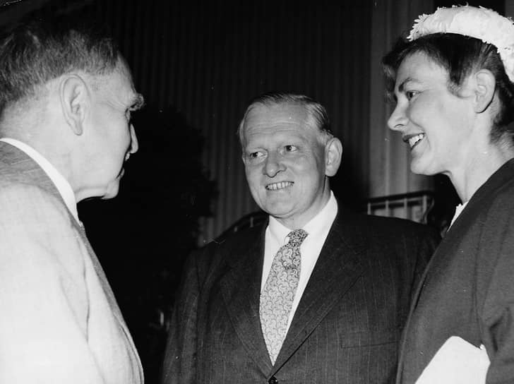 Нобелевскую премию по химии 1938 года присудили немецкому исследователю Рихарду Куну «в знак признания проделанной им работы по каротиноидам и витаминам». Он открыл витамин В6 и адермин. Но незадолго до этого нацистские власти запретили германским исследователям и писателям принимать награды от Нобелевского комитета из-за того, что премию получил пацифист и антифашист Карл фон Осецкий