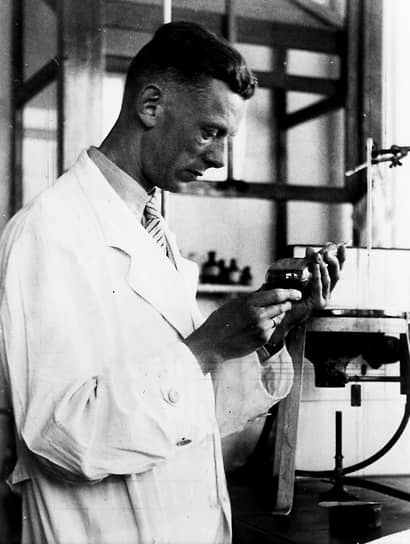 Нобелевскую премию по химии 1939 года снова присудили исследователю из Германии. Комитет отметил Адольфа Бутенандта «за работы по половым гормонам». Он открыл эстрогены и синтезировал прогестерон из холестерина. По информации СМИ, Бутенандт охладел к идеалам Третьего рейха только после запрета получать высшую научную награду
