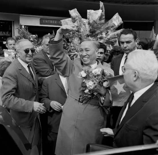 Нобелевскую премию мира 1973 года присудили госсекретарю США Генри Киссинджеру и дипломату из Северного Вьетнама Ле Дык Тхо (настоящее имя — Фан Динь Кхай) за «совместную работу по разрешению вьетнамского конфликта». Премия стала результатом переговоров и подписания Парижского соглашения о прекращении огня во Вьетнаме. Представитель Вьетнама от награды отказался, так как война в его стране еще шла: «Как только Парижское соглашение по Вьетнаму начнет соблюдаться, оружие замолчит и в Южном Вьетнаме установится настоящий мир, я смогу рассмотреть вопрос о принятии этой премии»