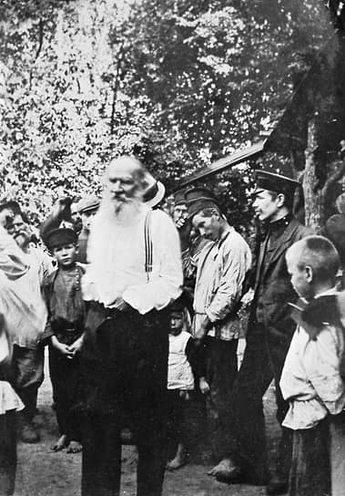 «Это избавило меня от большого затруднения — распорядиться этими деньгами, которые, как и всякие деньги, по моему убеждению, могут приносить только зло» В октябре 1906 года Российская академия наук выдвинула на Нобелевскую премию Льва Толстого (в центре). Он заранее попросил комитет не рассматривать его как кандидата через финского писателя и переводчика Арвида Ернефельта. Написать в Стокгольм напрямую Лев Толстой не решился, потому что не знал, рассматривает ли Нобелевский комитет его кандидатуру всерьез. Ярнефельт выполнил это поручение, и премия была присуждена итальянскому поэту Джозуэ Кардуччи