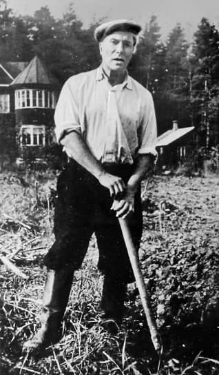 23 октября 1958 года Нобелевский комитет известил Бориса Пастернака о присуждении ему премии по литературе. После этого писатель отправил в Швецию две телеграммы. Сначала с благодарностью, а затем с вынужденным отказом: «Ввиду того значения, которое получила присужденная мне награда в обществе, к которому я принадлежу, я вынужден от нее отказаться. Прошу не счесть обидным мой добровольный отказ». Причиной для отказа стало постановление Президиума ЦК КПСС, где Нобелевскую премию писателя назвали «враждебным по отношению к нашей стране актом и орудием международной реакции»
