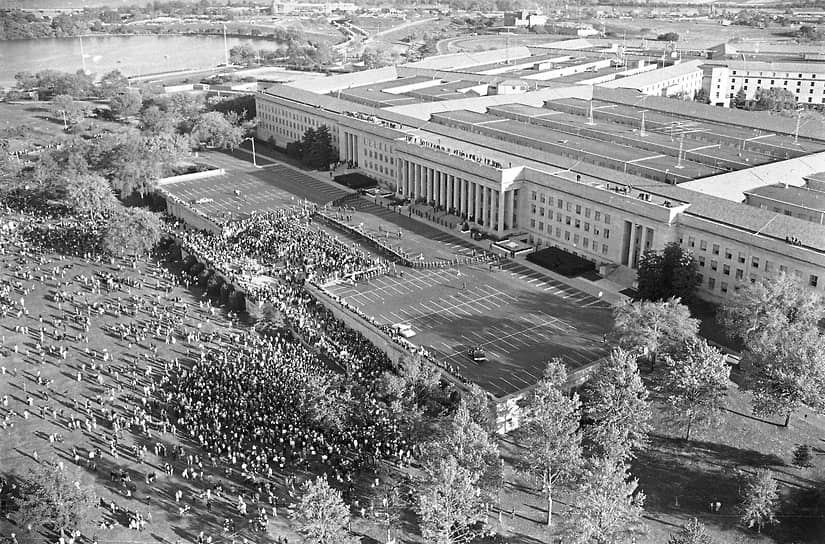 После бомбардировок Северного Вьетнама в 1965 году преподаватели и студенты американских университетов стали проводить антивоенные семинары вместо обычных занятий по расписанию. Движение за мир вскоре вылилось на улицы. В 1966 году ведущими антивоенными активистами был сформирован Национальный мобилизационный комитет за прекращение военных действий — организатор «Похода на Пентагон» На фото: толпа протестующих у здания Пентагона