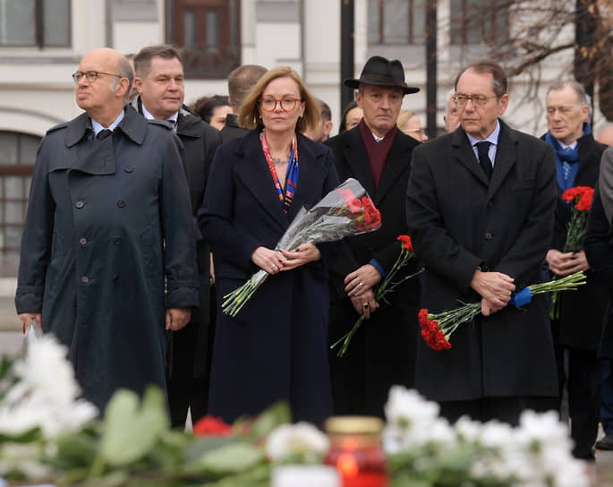 Слева направо: посол Франции Пьер Леви, посол Чехии Витезслав Пивонька, посол Великобритании Дебора Броннерт, посол Румынии Кристиан Истрате и посол ЕС Ролан Галяраг на церемонии возложения цветов к Соловецкому камню в рамках акции «Возвращение имен»