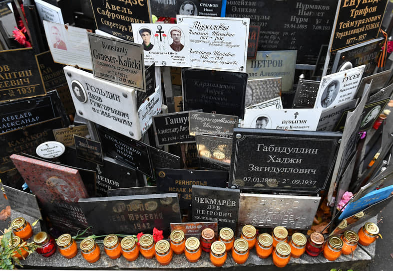 Мемориал в честь репрессированных на Донском кладбище у общей могилы №1