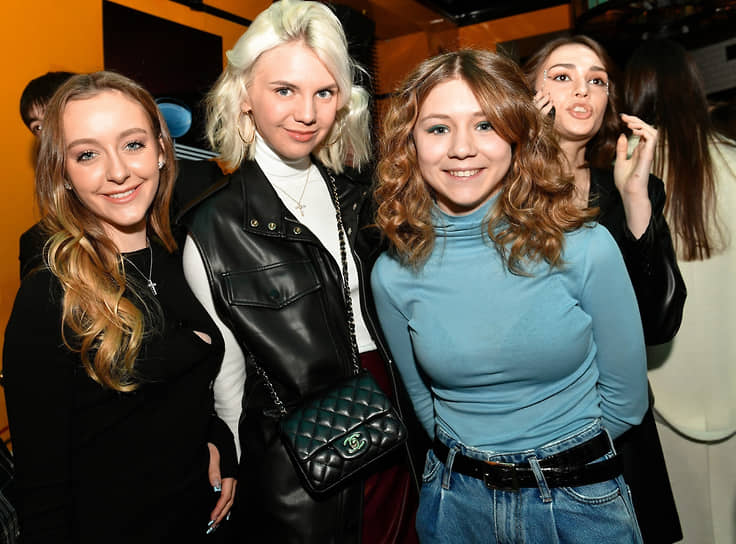 Участница группы Cosmos Girls Ева Лепс (слева) и актриса Мария Лобанова (вторая справа) на праздновании 25-летнего юбилея журнала Marie Claire