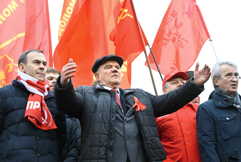 Слева направо: первый зампред комитета Госдумы по безопасности и противодействию коррупции Юрий Афонин, лидер КПРФ Геннадий Зюганов, первый зампред комитета по международным делам Дмитрий Новиков и советник председателя ЦК КПРФ Владимир Родин на митинге 
