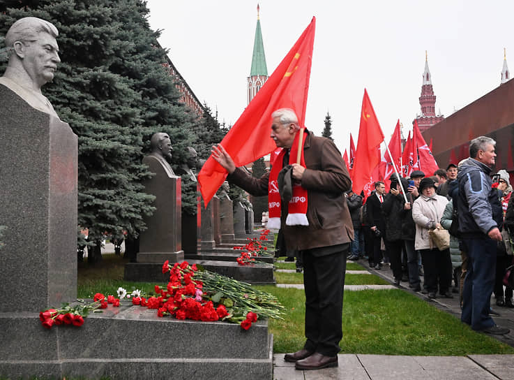 Возложение цветов к могиле Сталина у стены Кремля 