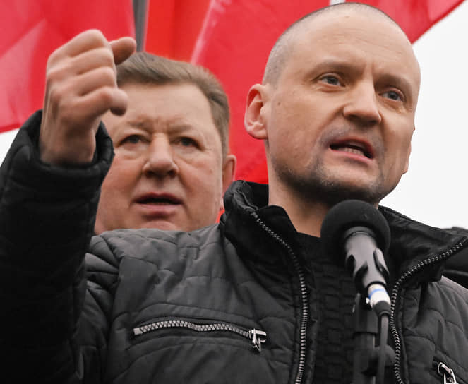 Лидер движения «Левый фронт» Сергей Удальцов (справа) и глава комитета Госдумы по аграрным вопросам Владимир Кашин на митинге 