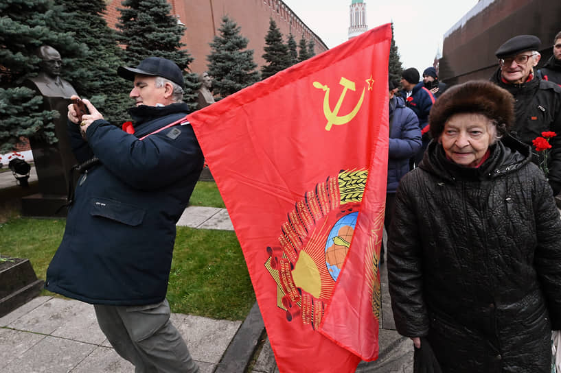 Возложение цветов к могиле Сталина у стены Кремля 