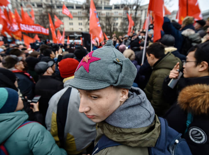 Церемония возложение венка к Мавзолею Владимира Ленина 