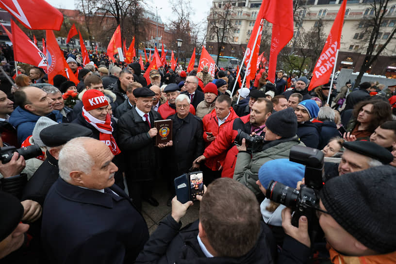 Лидер КПРФ Геннадий Зюганов на митинге 