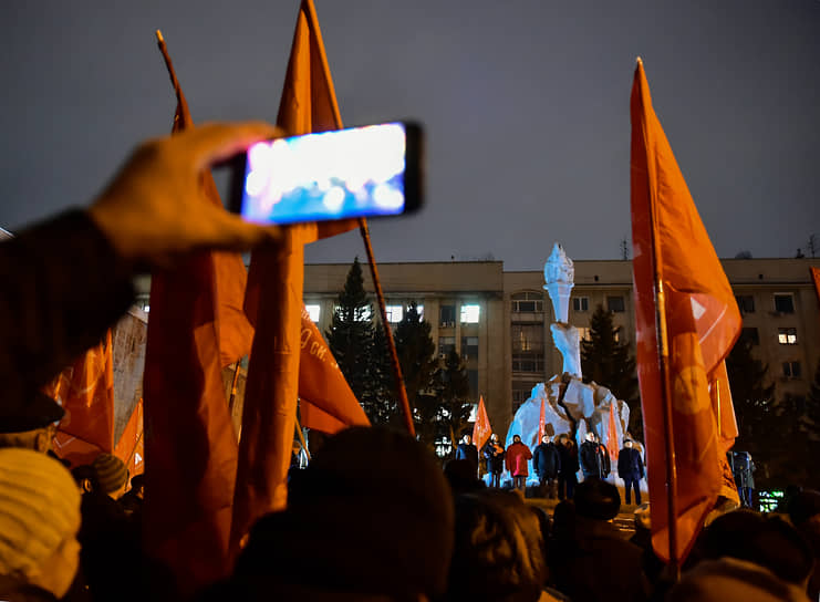 Митинг коммунистов в Новосибирске в Мемориальном сквере, посвященном героям революции 