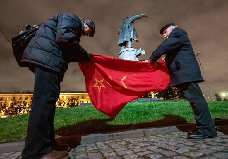 Церемония возложения цветов к памятнику на площади Ленина у Финляндского вокзала 