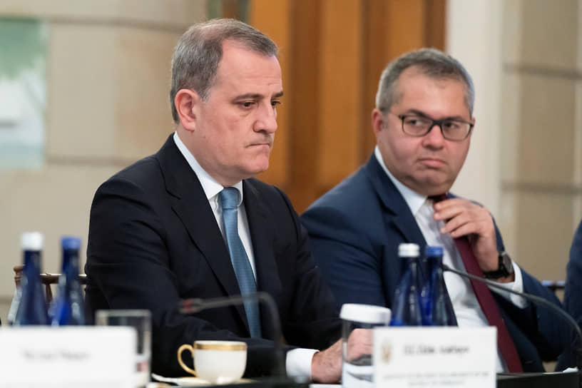 Глава МИД Азербайджана Джейхун Байрамов (слева) 