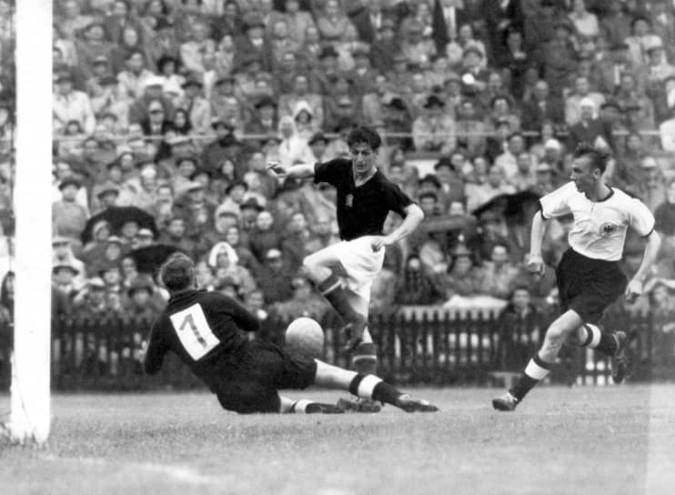 Шандор Кочиш (Венгрия),  . Участвовал лишь в одном чемпионате мира 1954 года     На фото в центре 