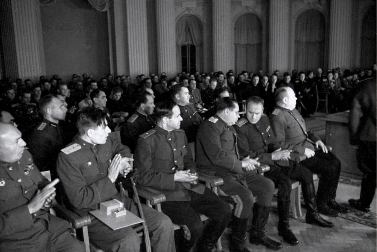 «Для более подробного выяснения всех обстоятельств и целей прибытия Танка в нашу зону,— писал И. А. Серов ( на фото — в   первом ряду сидящих, второй справа ),— было бы целесообразно поручить это дело 3–4 квалифицированным специалистам» 