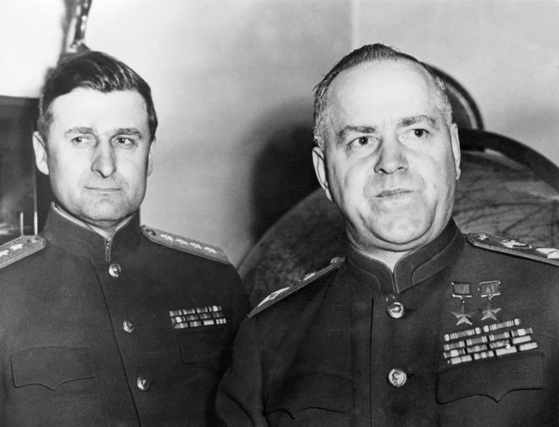 «Все считали,— писал Г. А. Токаев,— что победителей не судят. Это продолжалось с тех пор, как наши войска вошли в Берлин. Я обсуждал это с маршалом Жуковым, с маршалом Соколовским». На фото: маршал Жуков и сменивший его на посту главноначальствующего СВАГ маршал Соколовский 