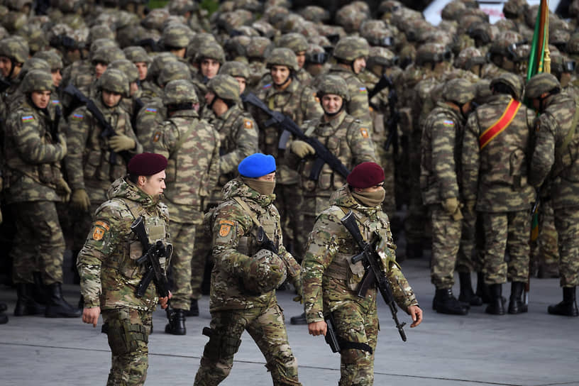 Азербайджанские военные перед парадом в Баку в честь завершения конфликта вокруг Нагорного Карабаха