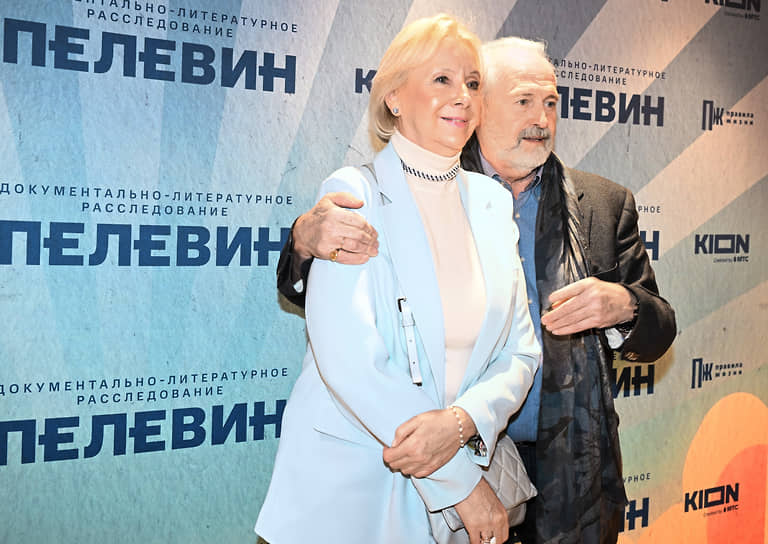Режиссер Владимир Хотиненко с супругой Татьяной Яковлевой на премьере документального фильма «Пелевин» Родиона Чепеля