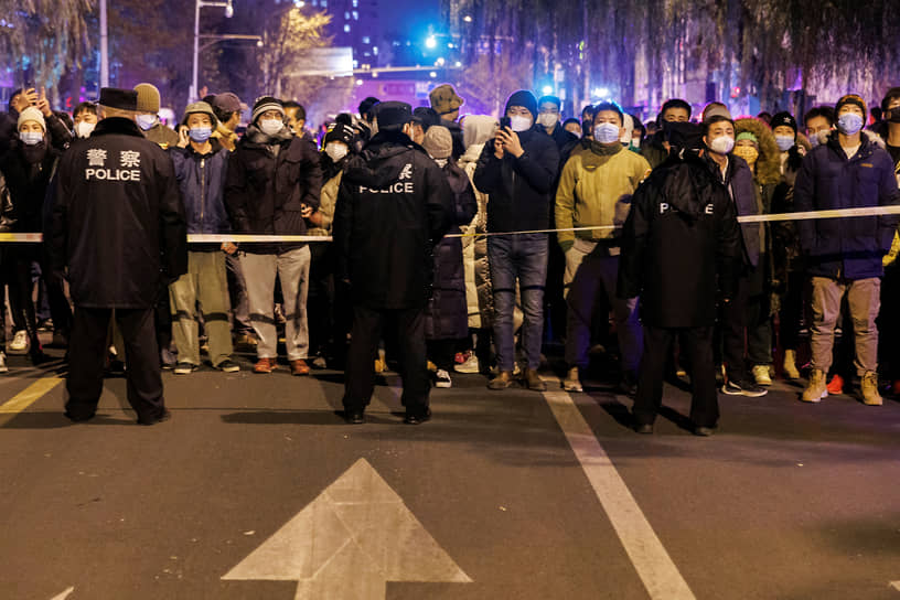 Во время акции протеста в Пекине полиция блокировала подходы к набережной и перекрыла часть улиц  