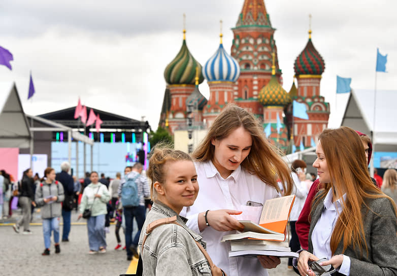Редкий посетитель книжной ярмарки на Красной площади уйдет без книг ,изданных «Эксмо-АСТ»