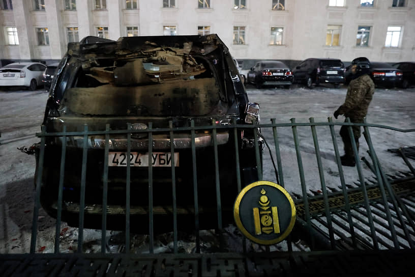 По данным портала News.mn, в ходе столкновений 5 декабря пострадали шесть гражданских, среди них четыре сотрудника службы безопасности дворца