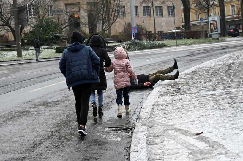 Кассель, Германия. Гололед на улице города  